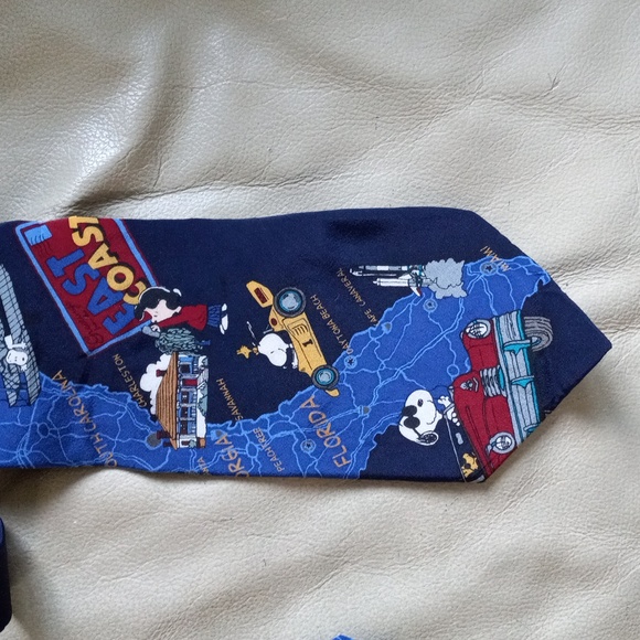 Peanuts Snoopy East Coast Road Trip 100% Silk Tie Excellent Condition - Picture 1 of 10
